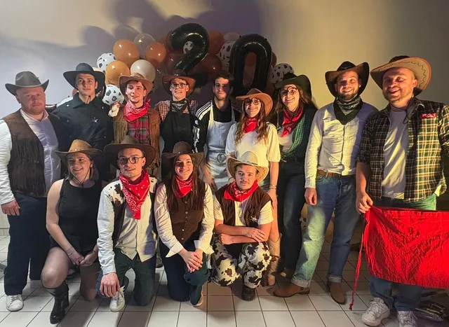 L'équipe de la Maison Pour Tous costumée pour le réveillon far-west