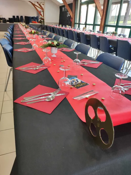 Tables dressées pour le repas des bénévoles